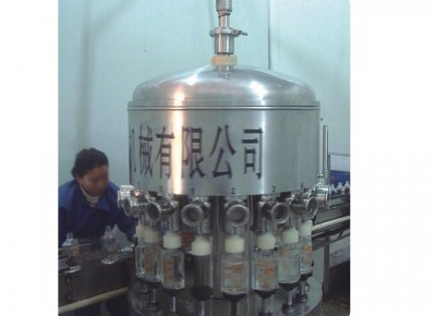 全自動(dòng)白酒灌裝機